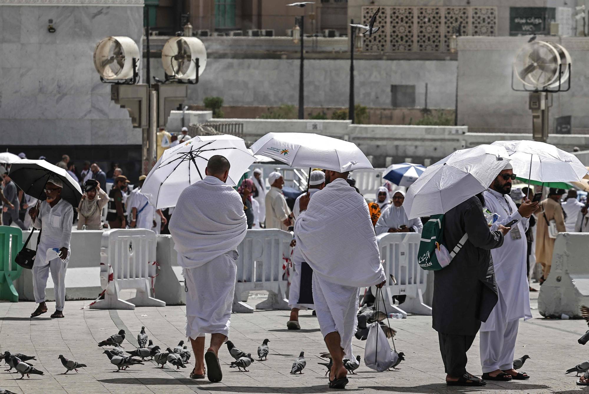 حجاج بيت الله يتوافدون إلى مشعر منى في يوم التروية