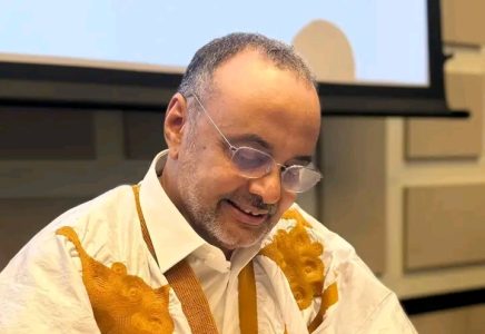 كتاب جديد لسيدي محمد ولد بوبكر يوثق مرحلة الانتقال الديمقراطي